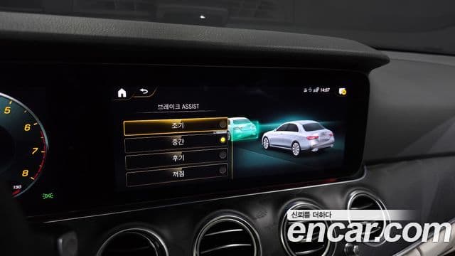 Mercedes-Benz E-Class 2023 — ფოტო 32/33