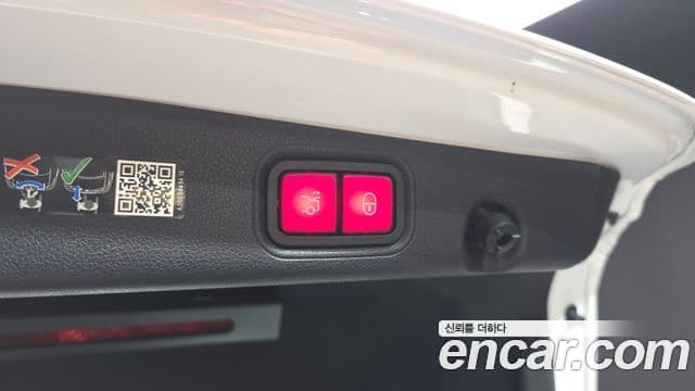 Mercedes-Benz E-Class 2023 — ფოტო 14/33