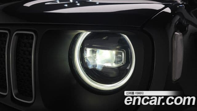 Jeep Renegade 2023 — ფოტო 21/37