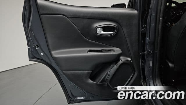 Jeep Renegade 2023 — ფოტო 27/37