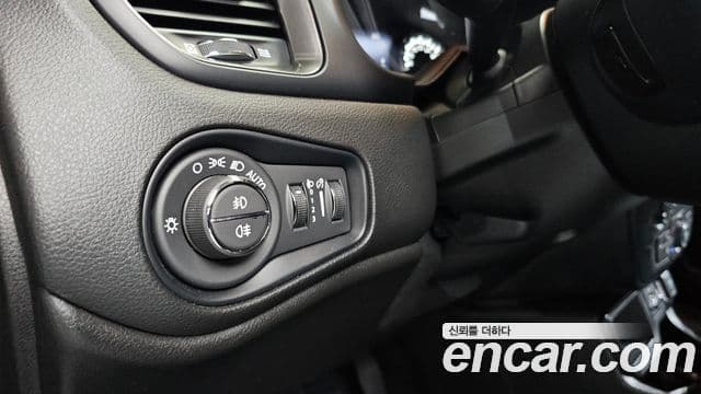 Jeep Renegade 2023 — ფოტო 26/37