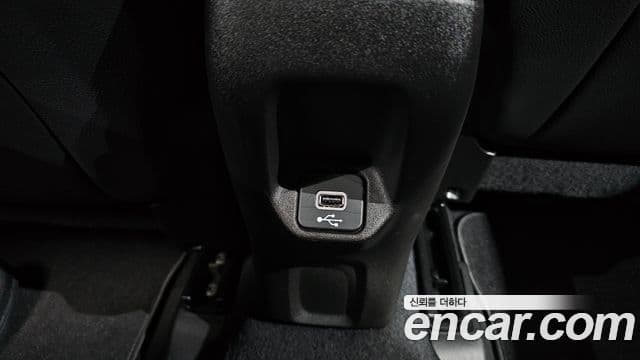 Jeep Renegade 2023 — ფოტო 15/37