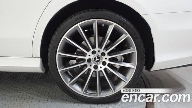Mercedes-Benz E-Class 2022 — Photo 16/34