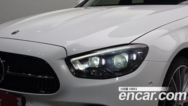 Mercedes-Benz E-Class 2022 — Photo 34/34