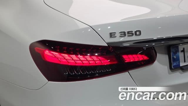 Mercedes-Benz E-Class 2022 — Photo 24/34