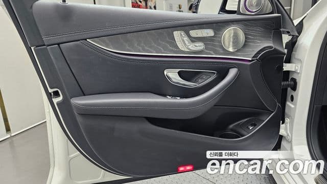 Mercedes-Benz E-Class 2022 — Photo 3/34