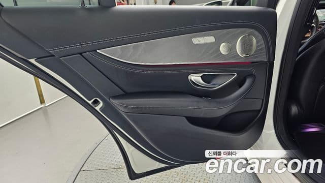 Mercedes-Benz E-Class 2022 — Photo 26/34