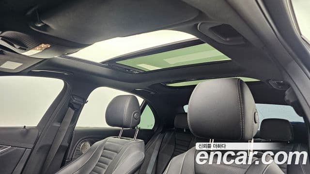 Mercedes-Benz E-Class 2022 — Photo 15/34