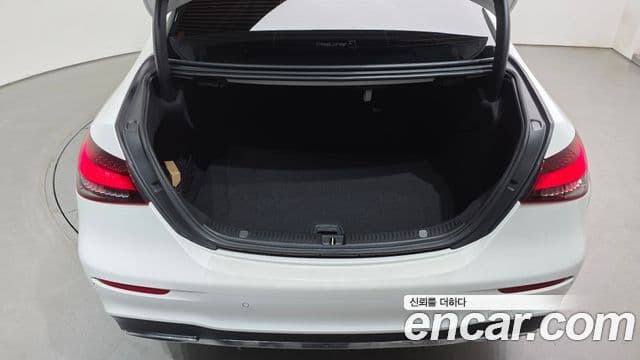 Mercedes-Benz E-Class 2022 — Photo 9/34