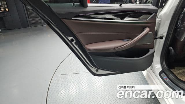 BMW 5 Series 2023 — Photo 15/34