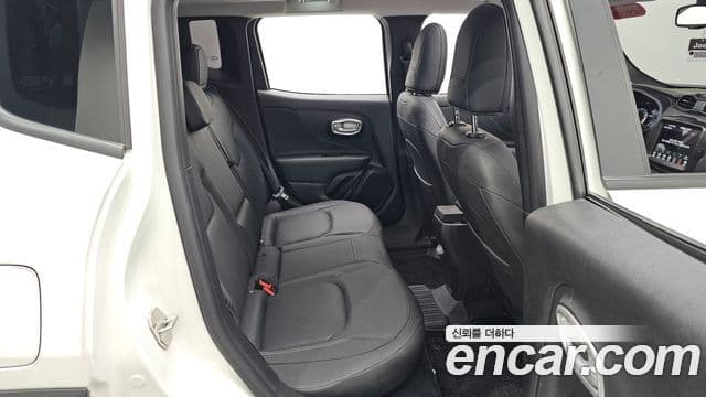 Jeep Renegade 2023 — Фото 12/20