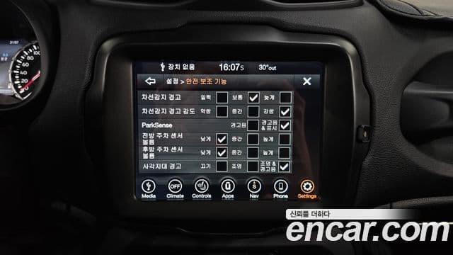 Jeep Renegade 2023 — Фото 16/20