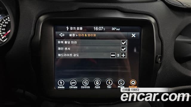 Jeep Renegade 2023 — Фото 18/20