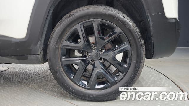 Jeep Renegade 2023 — Şəkil 17/31