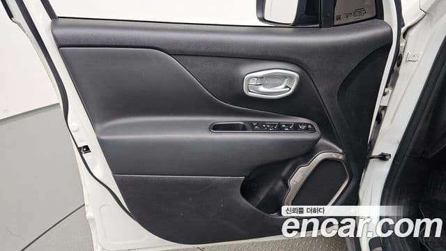Jeep Renegade 2023 — Şəkil 13/31