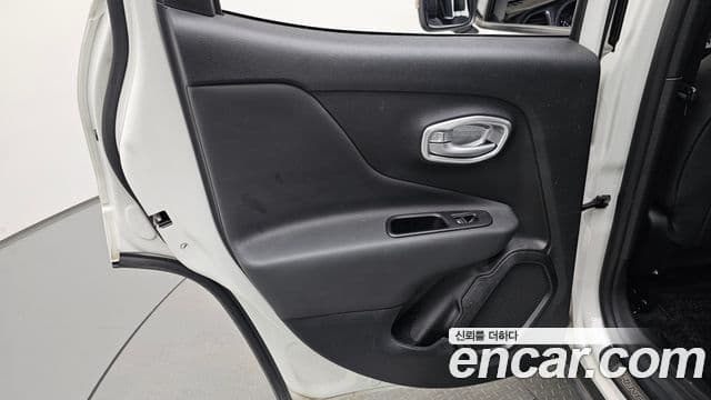 Jeep Renegade 2023 — Şəkil 9/31