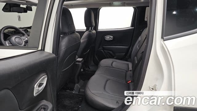 Jeep Renegade 2023 — Şəkil 11/31