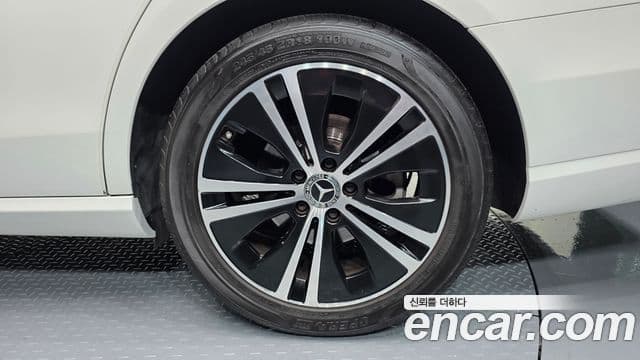 Mercedes-Benz E-Class 2020 — Photo 13/33