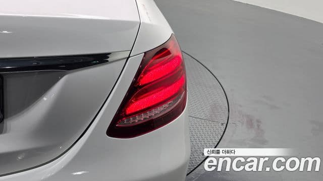 Mercedes-Benz E-Class 2020 — Photo 3/33