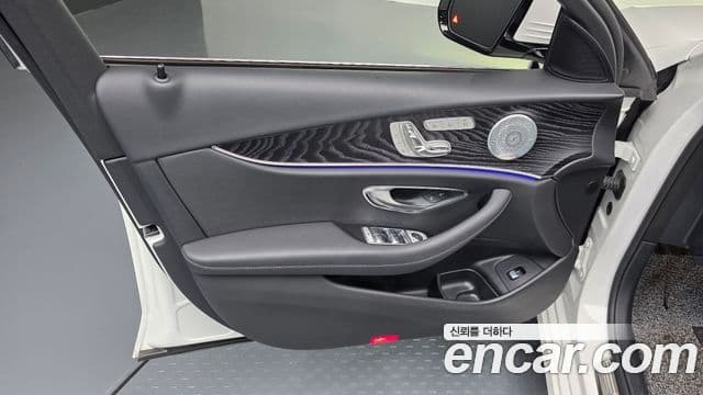 Mercedes-Benz E-Class 2020 — Photo 28/33