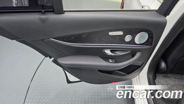 Mercedes-Benz E-Class 2020 — Photo 5/33