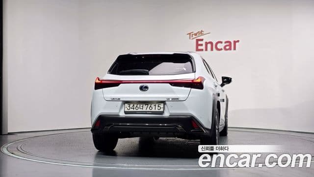 Lexus UX250h 2020 — Photo 16/32