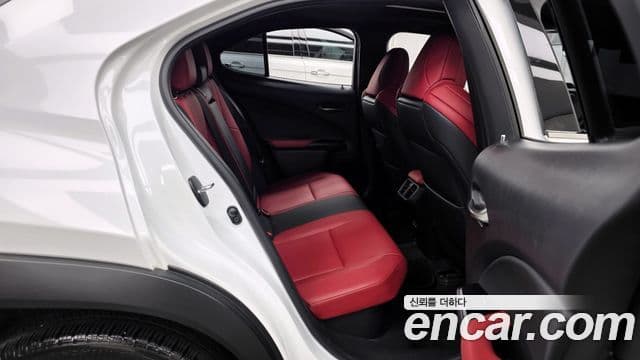 Lexus UX250h 2020 — Photo 8/32