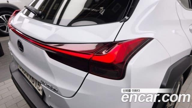 Lexus UX250h 2020 — Photo 31/32