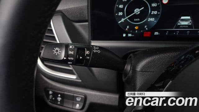 Kia Seltos 2023 — Şəkil 28/32