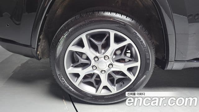 Jeep Grand Cherokee 2019 — Photo 17/20