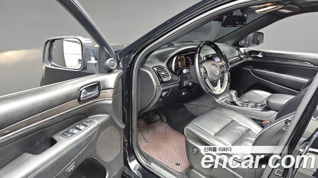 Jeep Grand Cherokee 2019 — Photo 19/20