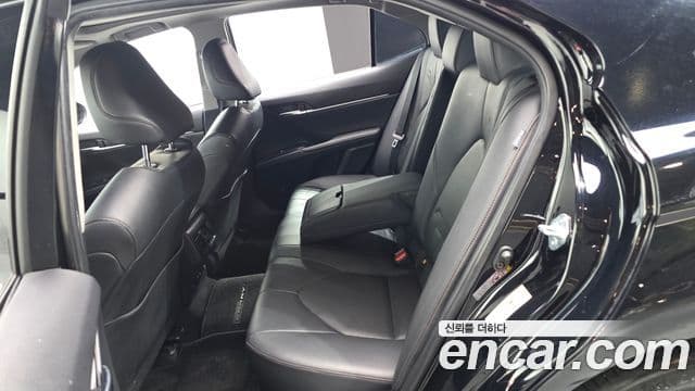 Toyota Camry 2018 — Şəkil 32/33
