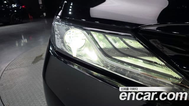 Toyota Camry 2018 — Şəkil 24/33