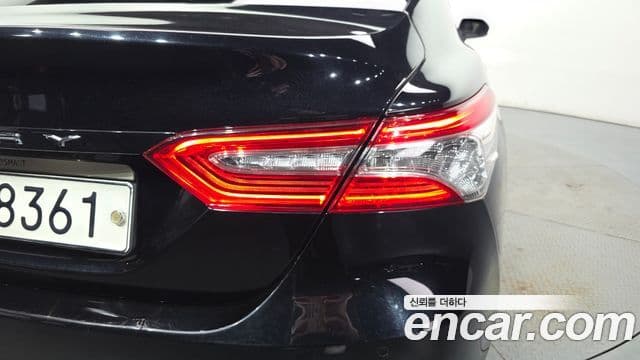 Toyota Camry 2018 — Şəkil 28/33