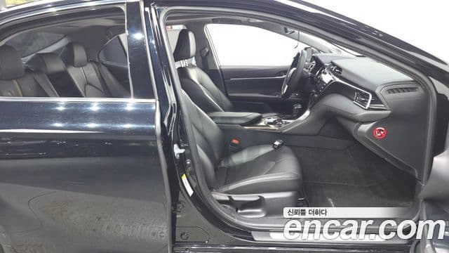 Toyota Camry 2018 — Şəkil 25/33