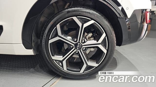 Kia Niro 2023 — ფოტო 28/32