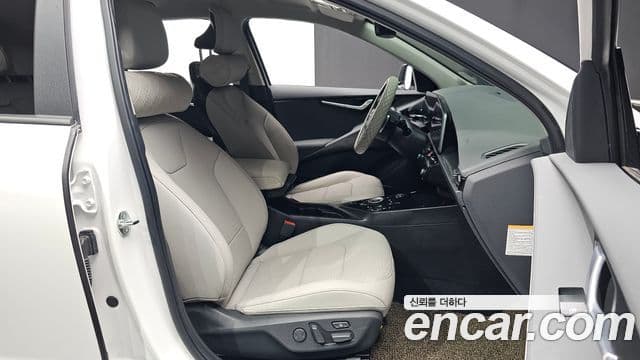Kia Niro 2023 — ფოტო 8/32