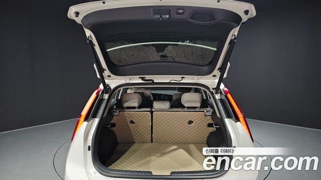 Kia Niro 2023 — ფოტო 13/32