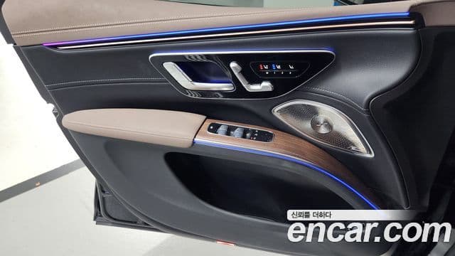 Mercedes-Benz EQS SUV 2023 — ფოტო 8/20