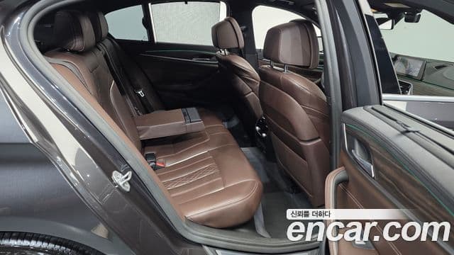 BMW 5 Series 2019 — Фото 12/20