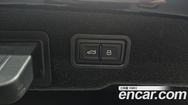 Audi A8 2023 — Photo 18/32