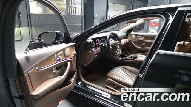 Mercedes-Benz E-Class 2018 — Photo 11/20