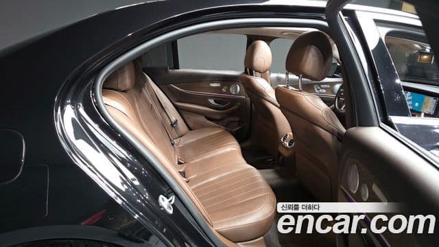 Mercedes-Benz E-Class 2018 — Photo 10/20
