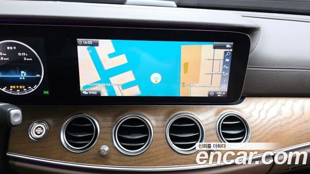 Mercedes-Benz E-Class 2018 — Photo 13/20