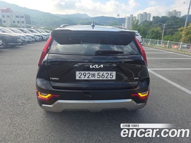 Kia Niro 2022 — Фото 2/20