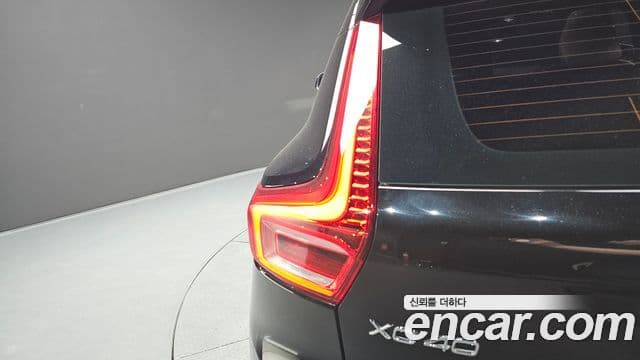 Volvo XC40 2019 — Şəkil 29/30
