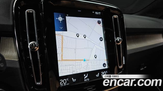 Volvo XC40 2019 — Şəkil 28/30
