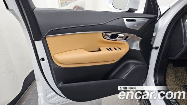 Volvo XC90 2021 — Photo 19/34