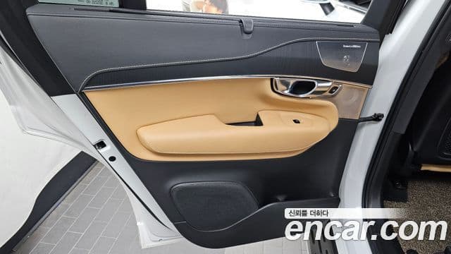 Volvo XC90 2021 — Photo 8/34