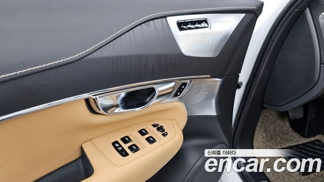 Volvo XC90 2021 — Photo 16/34